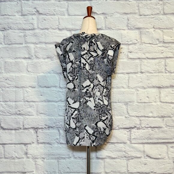 Trouve Black & Gray Abstract Print Blouse - Picture 2 of 9